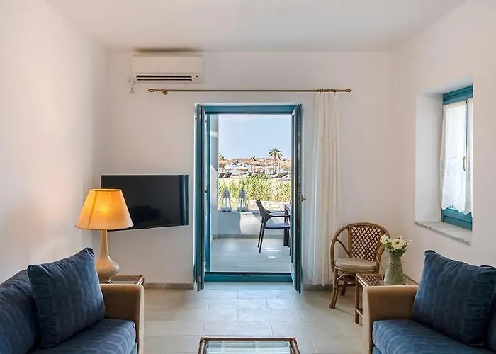 Beachside House In נאוסה