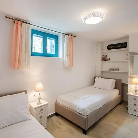 Beachside House In בית נופש נאוסה